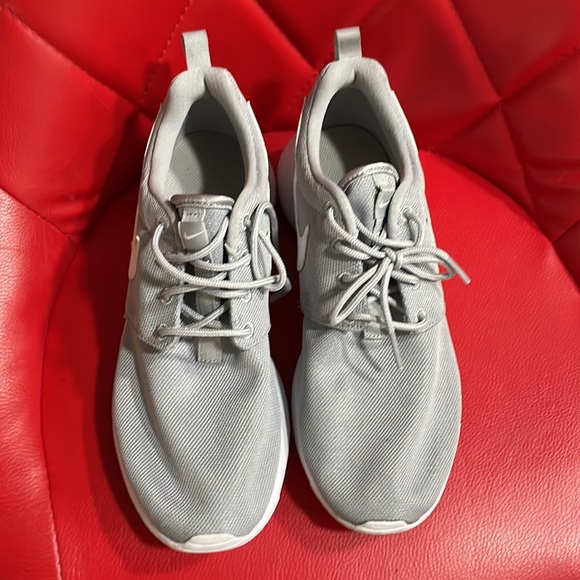 Nike Roshe One (GS) Wolf Gray White Running Youth Size 5Y - Picture 2 of 8